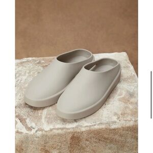 KIDS FEAR OF GOD RUBBER SLIDES “THE CALIFORNIA” SIZE 1. USED GOOD CONDITION.